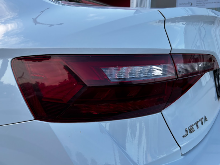 Volkswagen JETTA Lateral izquierdo 7